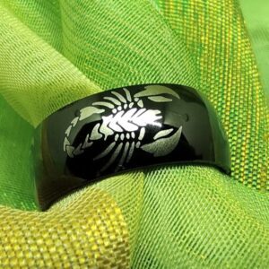 Bague alliance noire gothique motifs 4 scorpions en acier inoxydable chirurgical 316L, style rock