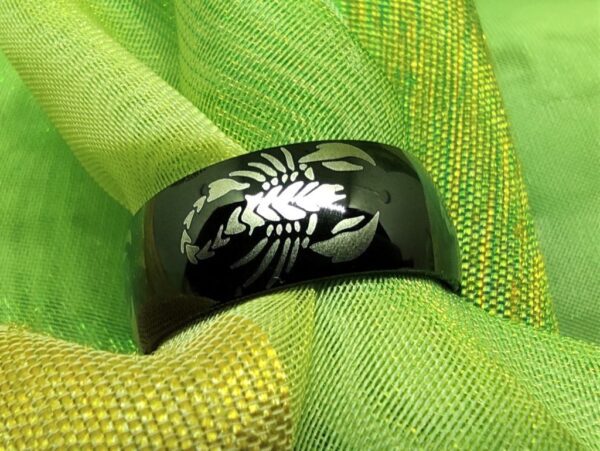 Bague alliance noire gothique motifs 4 scorpions en acier inoxydable chirurgical 316L, style rock