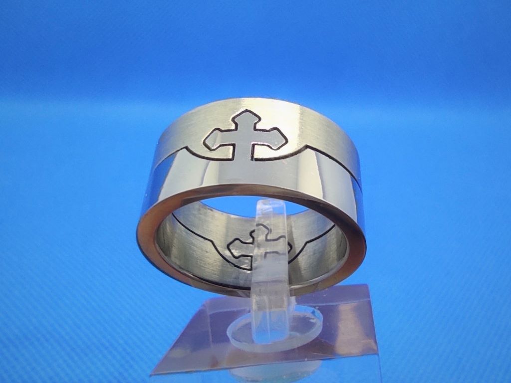 Bague alliance gothique en acier inoxydable chirurgical 316L en 2 parties emboitées, une partie polie, l'autre brossée, motif croix fléchée, style rock biker gothique 1