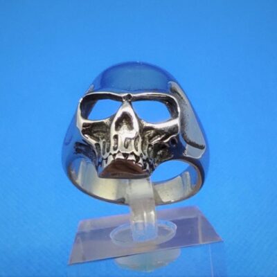 Bague gothique petite tête de mort polie