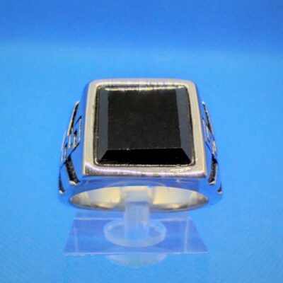 Bague chevalière avec pierre noire et motif chevrons et grecques