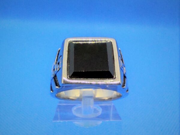 Bague chevalière classique acier 316L, avec pierre noire carrée, motifs chevrons et grecques, style rock, biker, gothique
