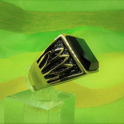 Bague chevalière or pierre noire carrée motifs lotus