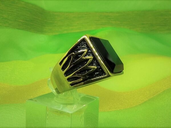 Bague chevalière classique carrée en acier chirurgical 316L plaquée or avec pierre noire taillée et motif lotus, style rock, biker