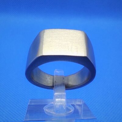 Bague chevalière rectangulaire brossée