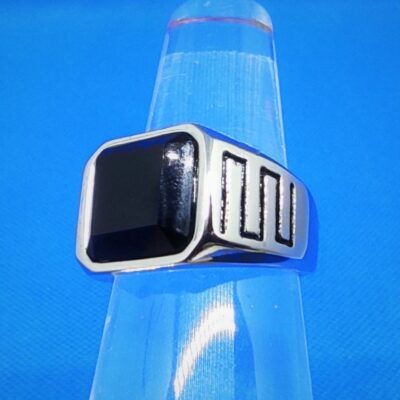 Bague chevalière pierre noire carrée