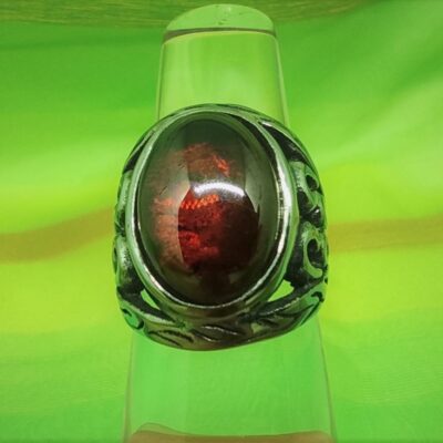 Bague chevalière évidée avec pierre rouge ovale