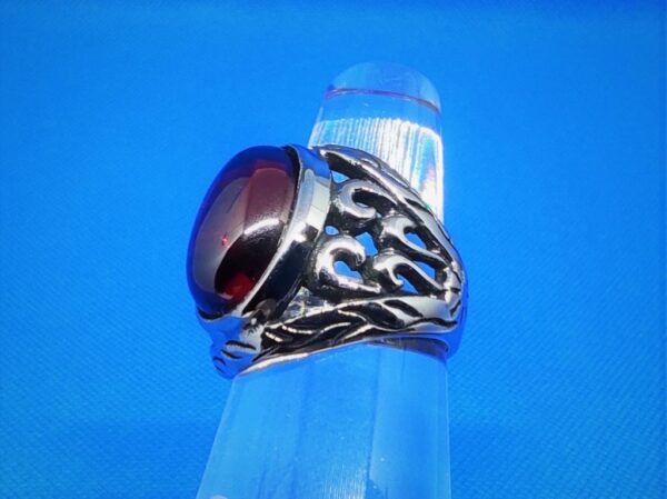 Bague chevalière gothique évidée avec pierre rouge en cabochon, style rock, biker, gothique