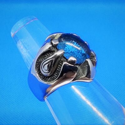 Bague chevalière cabochon bleu tenu par des griffes