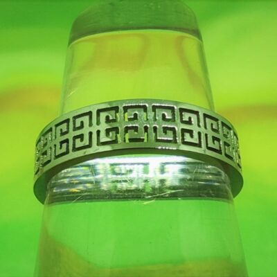 Bague alliance fine motifs