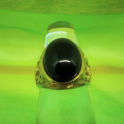 Bague chevalière or pierre noire ovale motifs rinceaux