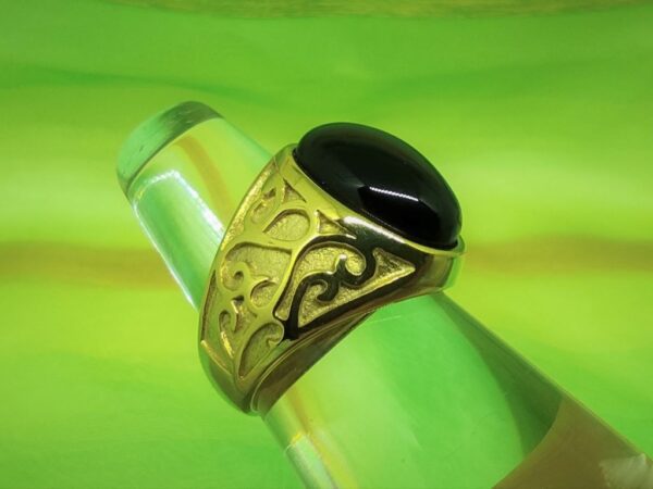 Bague chevalière classique en acier inoxydable chirurgical 316L plaqué or, chaton pierre noire en cabochon avec motif rinceaux, style rock, biker, gothique