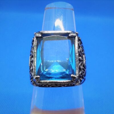 Bague chevalière avec pierre bleue motifs rinceaux fleurdelysés
