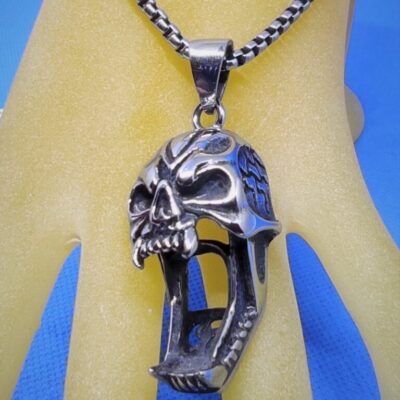 Pendentif gothique tête de mort gueule ouverte avec crocs