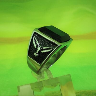 Bague chevalière pierre noire carrée avec motifs aigles