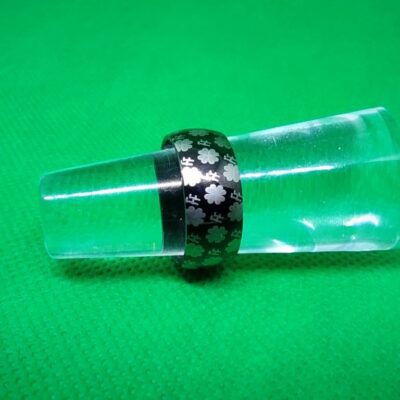 Bague alliance noire avec motif trèfles en acier