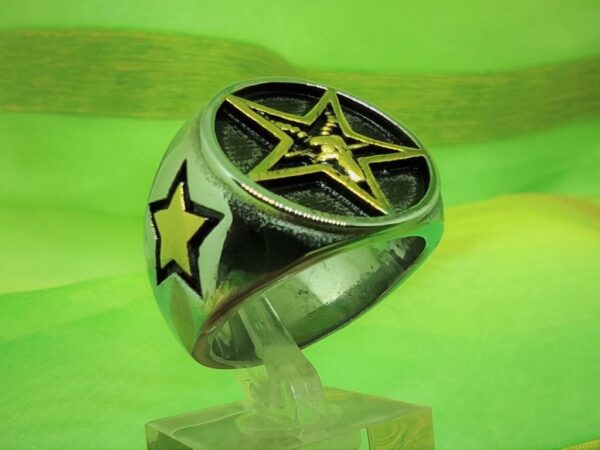 Bague chevalière gothique acier chirurgical 316L, motif Pentacle tête de bélier or dans une étoile à 5 branches or sur fond noir