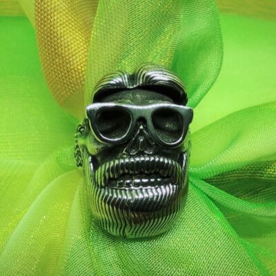Bague gothique tête de mort chevelue, barbue avec lunettes