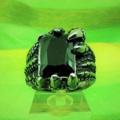 Bague chevalière gothique griffe de dragon avec pierre noire