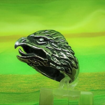 Bague gothique tête d'aigle avec bec ouvert