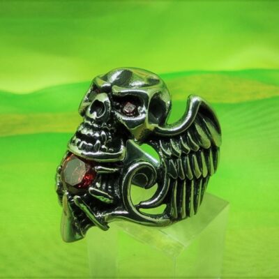 Bague gothique tête mort ailée avec 3 pierres rouges