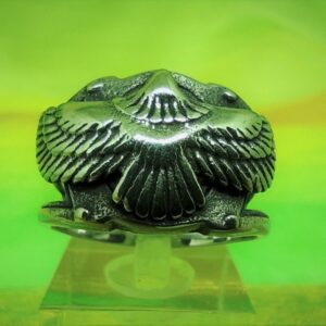 Bague alliance gothique en acier inoxydable chirurgical 316L plate aigle aux ailes déployés, style rock, biker, gothique