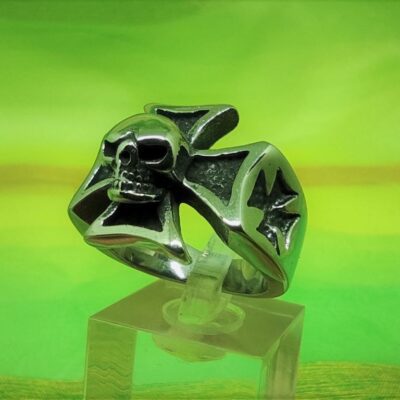 Bague gothique croix teutonique avec tête de mort