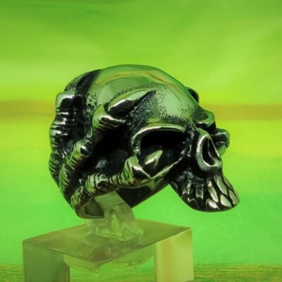 Bague gothique griffe de dragon tenant une tête de mort