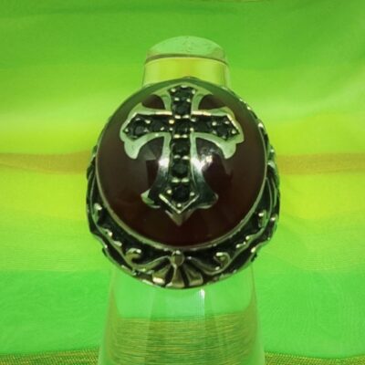 Bague chevalière gothique croix enhendée avec strass noirs sur cabochon rouge