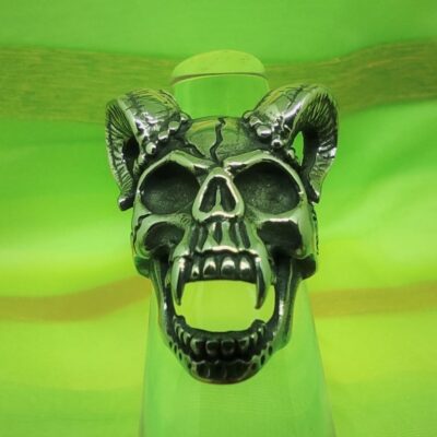 Bague gothique tête de démon mort cornue