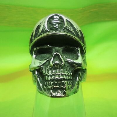 Bague gothique tête de mort ailée avec casquette