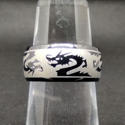 Bague alliance gothique noire avec bande centrale et 6 dragons noirs