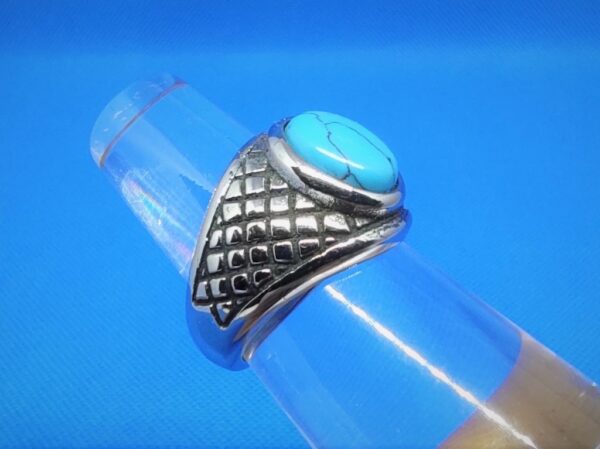 Bague chevalière gothique acier inoxydable chirurgical 316L, chaton cabochon turquoise motif peau de reptile, style rock biker, gothique