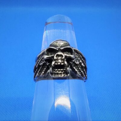 Bague alliance gothique petite tête de mort ailée