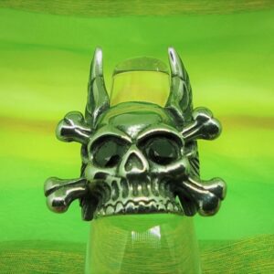 Bague gothique acier 316L, tête de mort pirate Jolly Roger ailée avec les yeux en pierre noire, style rock, biker, gothique, punk
