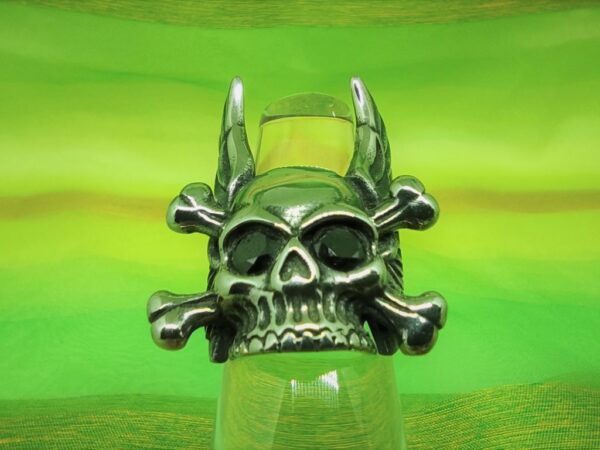 Bague gothique acier 316L, tête de mort pirate Jolly Roger ailée avec les yeux en pierre noire, style rock, biker, gothique, punk