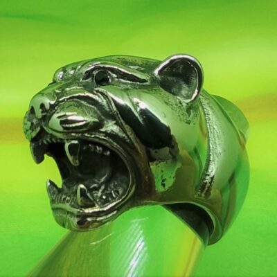 Bague gothique tête de panthère débordante avec 2 yeux en pierre noire