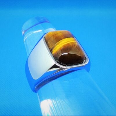 Bague chevalière classique polie avec oeil de tigre en cabochon rectangulaire