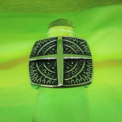 Bague chevalière motif croix avec runes