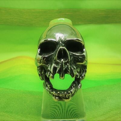 Bague gothique tête de mort corrodée avec mâchoire ouverte