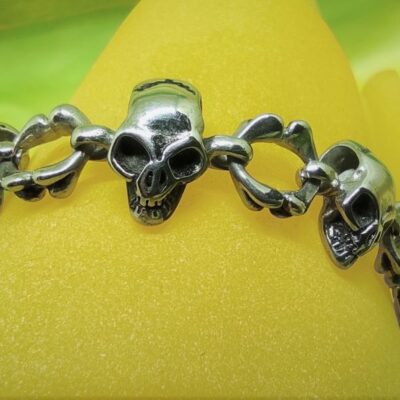 Bracelet gothique petites têtes de mort ajustable