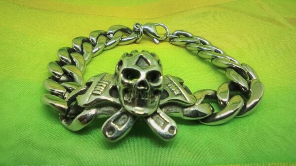 Bracelet gothique, tête de mort sur les clefs à molette Jolly Roger mécanique, ajustable, rock, biker, gothique, longueur 21cm X largeur 1.3cm