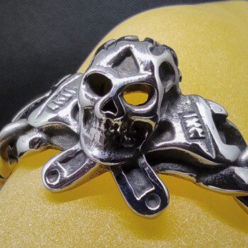 Bracelet gothique, tête de mort sur les clefs à molette Jolly Roger mécanique, ajustable, rock, biker, gothique
