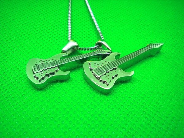 pendentif rock acier guitare électrique