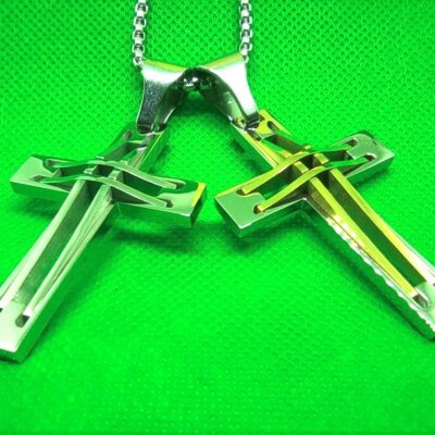 Pendentif croix évidée