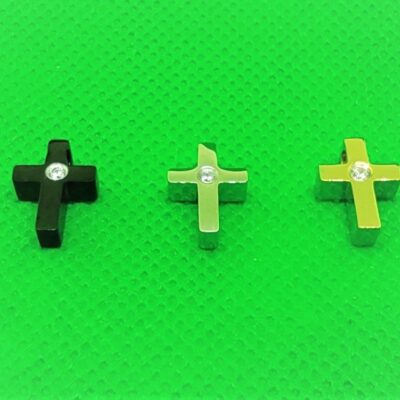 Pendentif petite croix latine avec brillant au centre