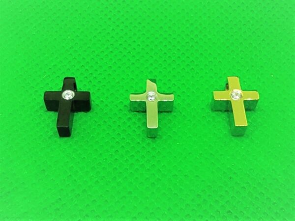 Pendentif acier croix latine épaisse avec brillant au centre, style classique