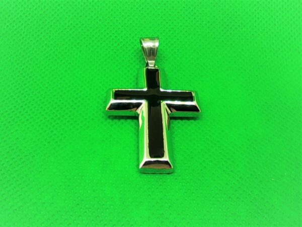 Pendentif acier croix latine noire sur argent, classique