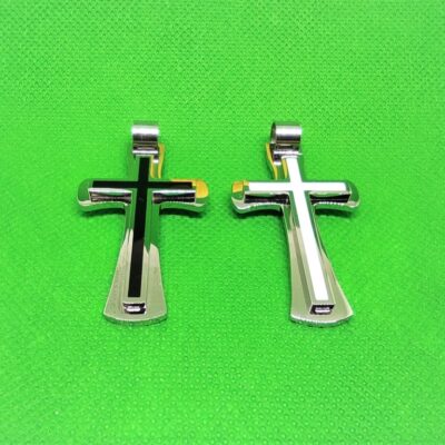 Pendentif croix latine colorée sur croix fichée acier classique