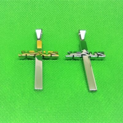 Pendentif croix latine avec motif Jesus classique